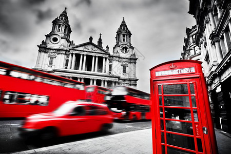圣保罗大教堂外墙红色公交车出租和红色电话亭伦敦英国黑人和白符号圣保罗大教堂出租车和红色电话亭图片