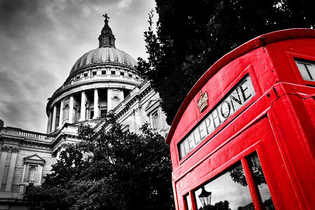 圣保罗大教堂圆顶和红色电话亭伦敦英国黑白伦敦图片