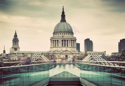 圣保罗大教堂穹顶从英国伦敦的千年桥上看到高清图片