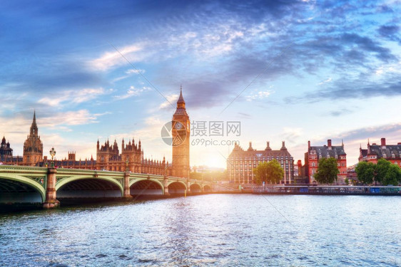 BigBen英国伦敦泰晤士河的威斯敏特桥英国符号日落天空有云BigBen伦敦泰晤士河的威斯敏特桥英国日落时图片