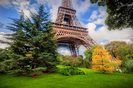 绿色草树木阳光明媚的夏日绿草法国巴黎的PampdeMars公园的Eiffel铁塔图片