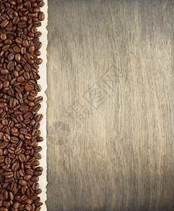 木制背景咖啡豆顶视图图片