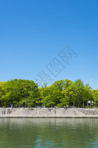 日本广岛2015年7月日广岛和平纪念博物馆在和平火焰背后的景象博物馆位于广岛和平纪念公园建于195年图片