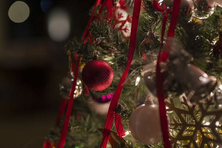 圣诞节或Xmas日树上的装饰图片