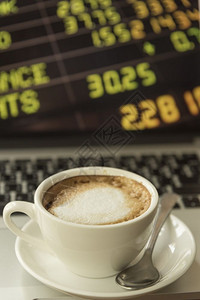 咖啡与股票市场做生意图片