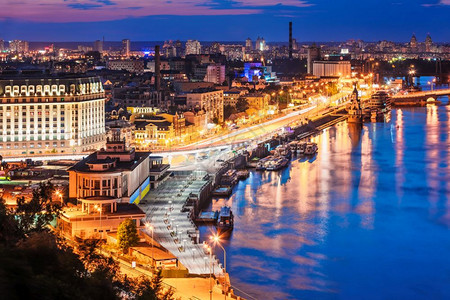 乌克兰基辅Dnieper河码头和港口的景色夏夜空中巡视图片