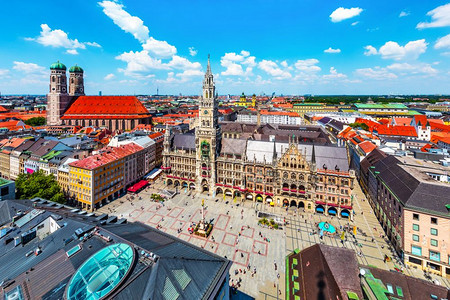 德国巴伐利亚慕尼黑Marienplatz市场广古代中世纪哥特建筑市政厅大楼的景象夏季空中观察图片