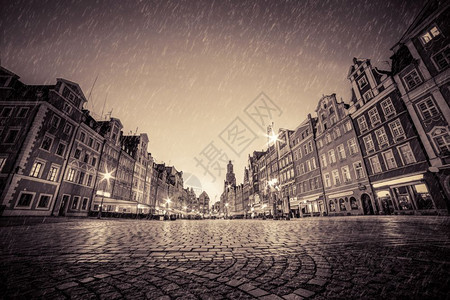 科布斯通历史古老城镇在雨中市场广在夜间波兰沃茨瓦夫在古老怀旧的情绪中完美空地将你东西放在地上科布斯通历史古老城镇在夜间下雨波兰沃图片