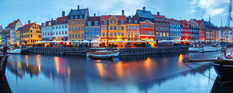 Nyhavn北侧的全景丹麦首都哥本哈根老城的房子和船外表多彩丹麦哥本哈根的Nyhavn全景图片