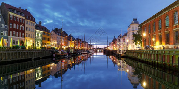 Nyhavn全景在丹麦首都哥本哈根老城旧房子和船的五花八门外表图片