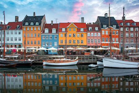 Nyhavn日出时丹麦首都哥本哈根老城的旧房子和船面色繁多Nyhavn日出时丹麦哥本哈根图片