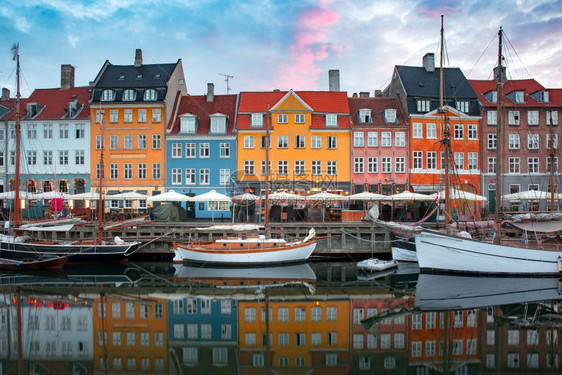 Nyhavn日出时丹麦首都哥本哈根老城的旧房子和船面色繁多Nyhavn日出时丹麦哥本哈根图片