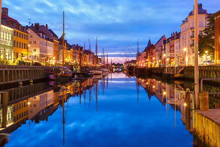 Nyhavn全景在丹麦首都哥本哈根老城旧房子和船的五花八门外表图片