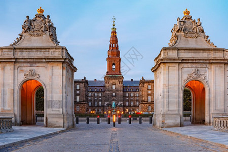 清晨蓝色时间丹麦首都哥本哈根Marble大桥两侧有Rococo两处Rococo宫殿的基督徒堡主入口堡宫殿丹麦哥本哈根图片