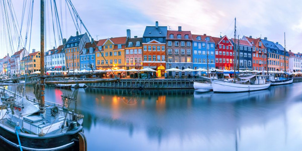 Nyhavn北侧的全景丹麦首都哥本哈根老城的房子和船外表多彩丹麦哥本哈根的Nyhavn全景图片