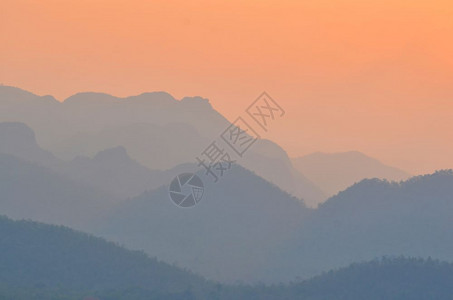 美女山日落时的山地风景背景