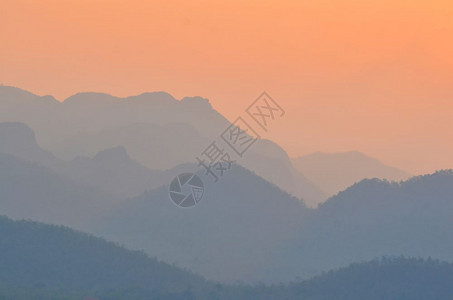 日落时的山地风景图片