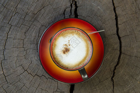 卡布奇诺林木背景的艺术咖啡杯背景
