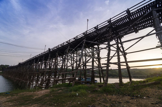 木桥是世界上第二长的木桥图片