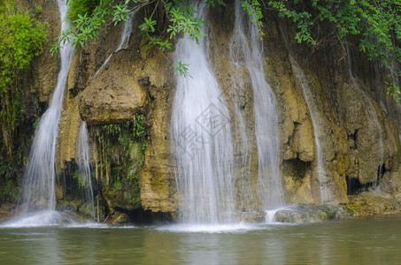 泰山Kanchanaburi公园的SaiYokYai瀑布图片