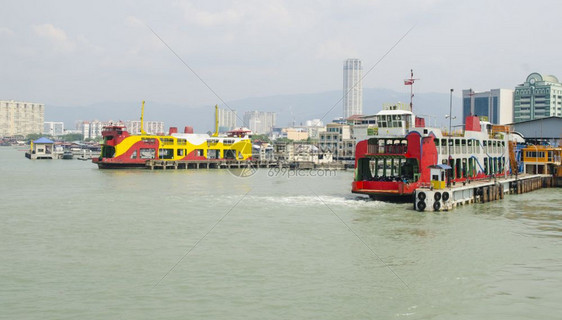 黄轮渡背景为山顶和云天马来西亚宾南乔治敦图片