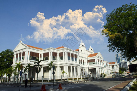 蓝色天空下建筑的城市景色在马来西亚的宾南洲图片