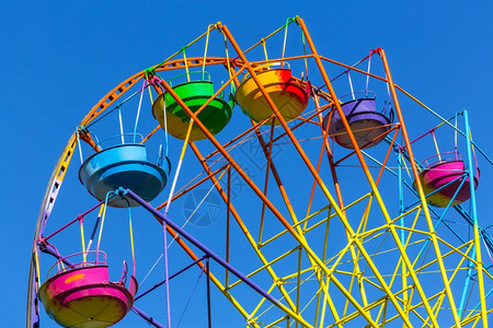 游乐园蓝天上Ferris观察车轮的色夏季景图片