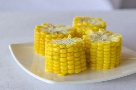 玉米在盘子上图片