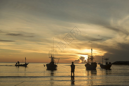 与渔船的海上日落图片