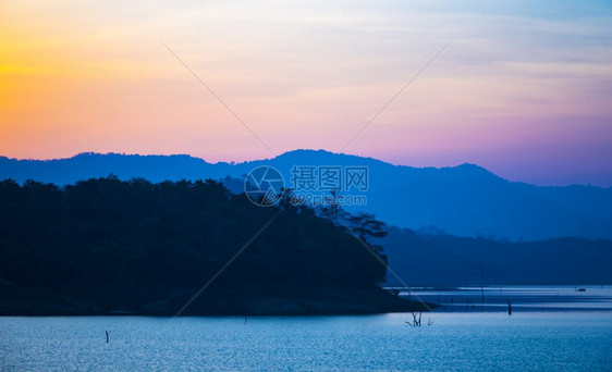 泰国Kanchanaburi热带湖日落图片