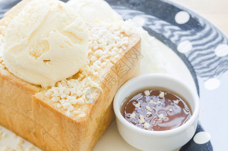 蜂蜜通心粉面包堆积着蜂蜜和冰淇淋图片
