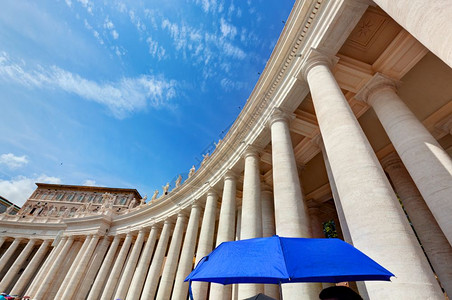 圣彼得和尔斯柯梵蒂冈城的巴西殖民地由游客与天空相协调的蓝伞与天空相协调图片