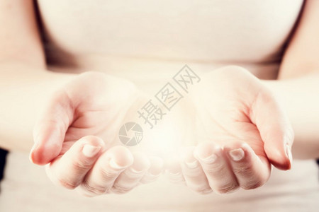 妇女手中的灯光被遮住给予分享保护理能源概念妇女手中的灯光给予能源概念图片