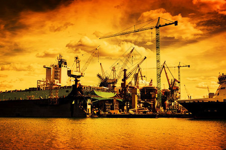 造船厂正在建修理的船舶工业机械起重运输工业图片