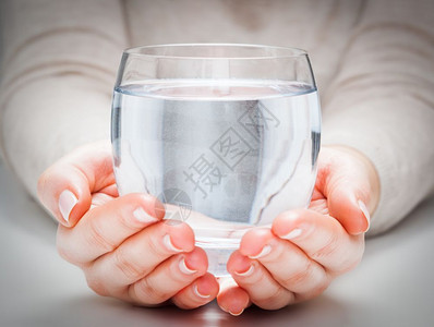 妇女手中一杯清洁矿泉水环境保护概念健康饮品环境保护健康饮品图片
