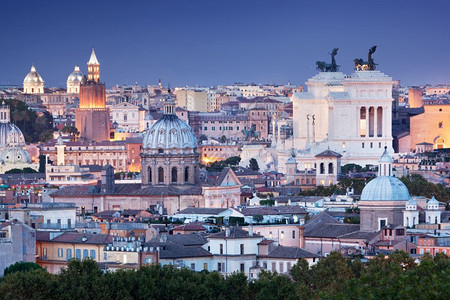 罗马天际在晚上意大利从GiuseppeGaribaldi广场右边的AltaredellaPatria纪念碑意大利罗马的超宽全景图片