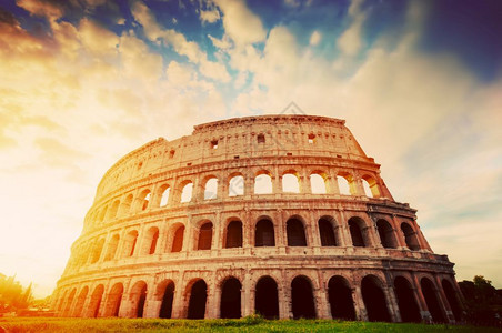 意大利罗马的巨石古城象征日光中两栖剧院意大利罗马的巨石剧院日光中的两栖剧院图片