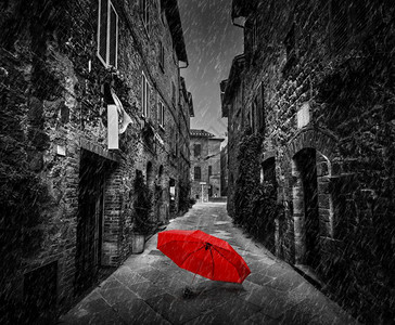 意大利托斯卡尼一个古老的意大利城镇黑暗窄小街道上的保护伞雨黑白与红街上的保护伞雨意大利托斯卡尼一个古老的意大利城镇黑暗街道上保护背景图片
