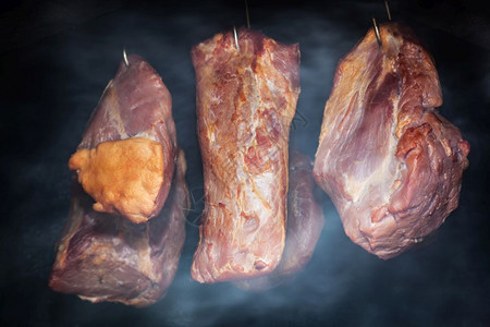 猪肉挂在烟熏的钩子上准备烟熏火腿有机自制食物烟熏火腿图片