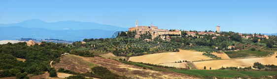 托斯卡尼风景全和意大利山上的皮恩扎镇典型的白色公路上Cypress树托斯卡尼风景全和意大利山上的皮恩扎镇图片