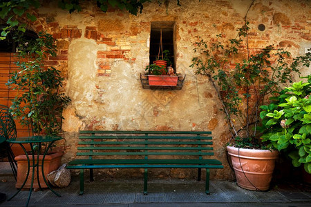 在意大利一个小城镇皮恩扎的意大利老房子外面重新安家植物装饰古董在意大利一个小城镇皮恩扎的意大利老房子外面重新安家背景图片
