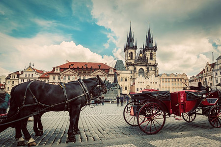 捷克布拉格老城在广场上为游客乘马到TynChurch观光的马车游客旧教堂旅游者图片