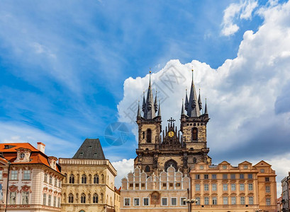 捷克布拉格老城建筑捷克TynChurch和具有历史色彩的建筑蓝天TynChurch和具有历史意义的建筑图片