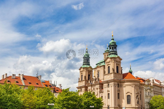 捷克布拉格老城的圣尼古拉教堂日落蓝天图片