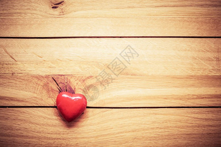 红心在木头上爱的虚拟概念情人节和日文本的复制空间等适合贺卡红心在木头上爱的虚拟概念情人节和日图片