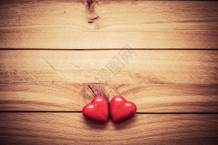 木头上的红小心爱的旧概念情人节和日文本的复制空间等适合贺卡爱的旧概念情人节和图片