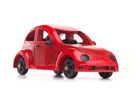 白色背景隔离的红旧木制玩具车旅行概念图片