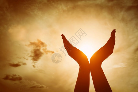 日落天空上举起手来晒太阳精神福祉积极能量等概念日落天空上举起手来晒太阳精神积极能量等概念图片