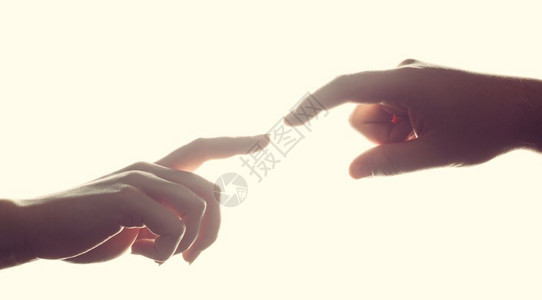 man和woman双手指相互触碰柔软的手势在强烈背光下爱连接帮助概念man双手指相互触碰爱帮助概念图片