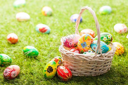 在草篮上画出独特的复活节鸡蛋在阳光下传统装饰在草篮上画出独特的复活节鸡蛋图片